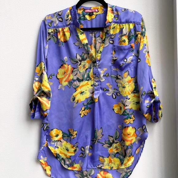 nikkies threads Tops - NWOT beautiful light purple with yellow flowers floral satin blouse